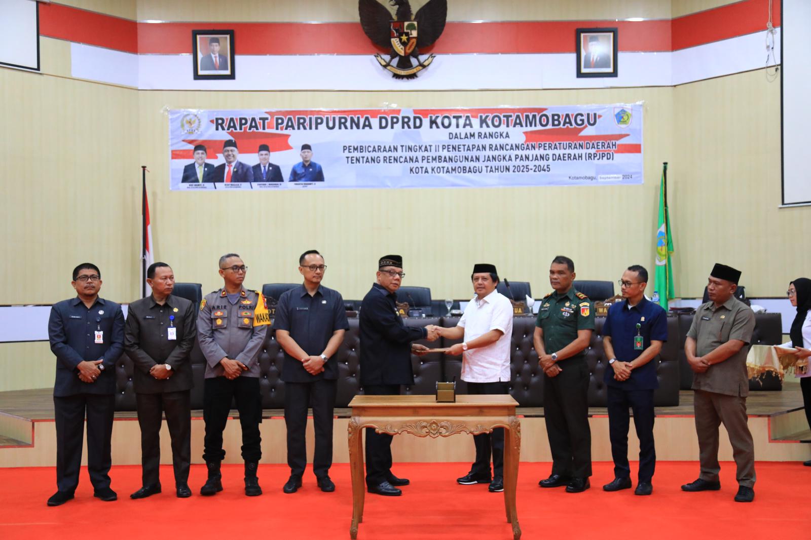 Hadiri Rapat Paripurna DPRD Penetapan Ranperda RPJPD Kotamobagu 2025-2045, Pj Wali Kota Abdullah Mokoginta Sampaikan Hal ini