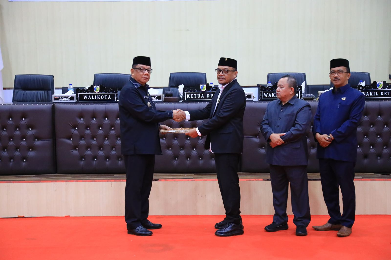 Pj Wali Kota Hadiri Rapat Paripurna DPRD Kotamobagu dalam Rangka Persetujuan dan RPDT APBD Tahun 2025