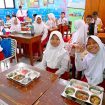 Suasana di SDN Jati 05 Pagi, Pulogadung, Jakarta Timur, Senin 3 Februari 2025 saat program Makan Bergizi Gratis (MBG) dilaksanakan bersama para siswa. (x.com/setkabgoid)