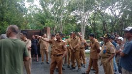 Wali Kota Kotamobagu, Weny Gaib saat memantau kesiapan armada pengangkut sampah di Dinas Lingkungan Hidup