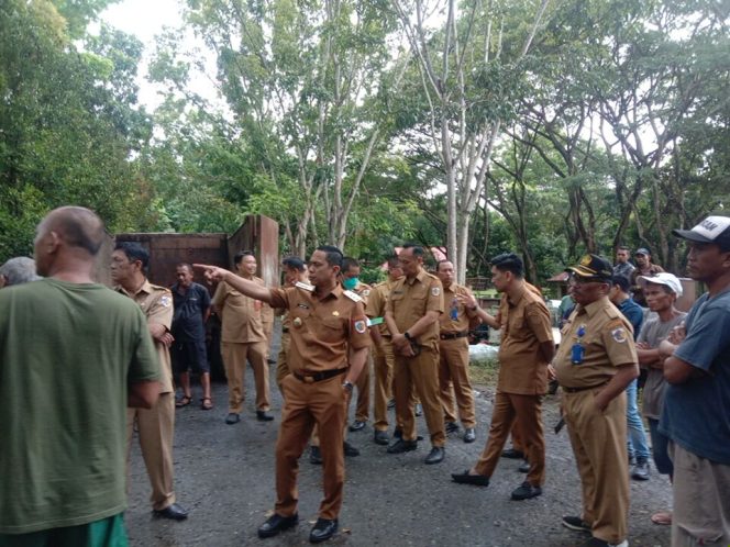 
					Wali Kota Kotamobagu, Weny Gaib saat memantau kesiapan armada pengangkut sampah di Dinas Lingkungan Hidup