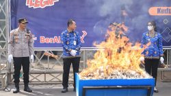 Di Kudus, 6 Juta Rokok Ilegal dan Puluhan Liter Miras Dimusnahkan!