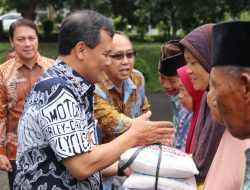 Ringankan Beban, Ahmad Luthfi Serahkan Bantuan 6 Ton Beras kepada Kelompok Rentan