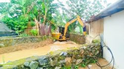 JRBM Kerahkan Excavator Keruk 5 Aliran Sungai di Desa Bakan
