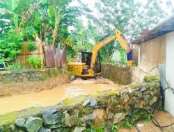 JRBM Kerahkan Excavator Keruk 5 Aliran Sungai di Desa Bakan