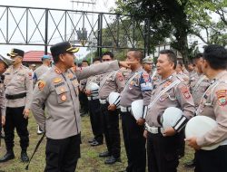 Wujudkan Disiplin dan Profesionalisme, Kapolres Kotamobagu Periksa Sikap Tampang Personil di Lapangan