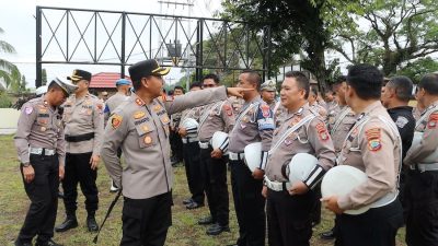 Wujudkan Disiplin dan Profesionalisme, Kapolres Kotamobagu Periksa Sikap Tampang Personil di Lapangan