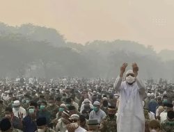 Karhutla Belum Reda, Warga Kalimantan Bersujud Memohon Hujan