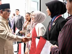 Ribuan Kilometer dari Tanah Air, Mahasiswa Indonesia Sambut Prabowo di Vladivostok dengan Kibaran Merah Putih
