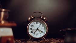 Sering Bangun Sebelum Alarm Berbunyi? Tubuh Bisa Jadi Sedang Memberi Sinyal Ini