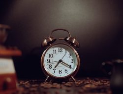 Sering Bangun Sebelum Alarm Berbunyi? Tubuh Bisa Jadi Sedang Memberi Sinyal Ini